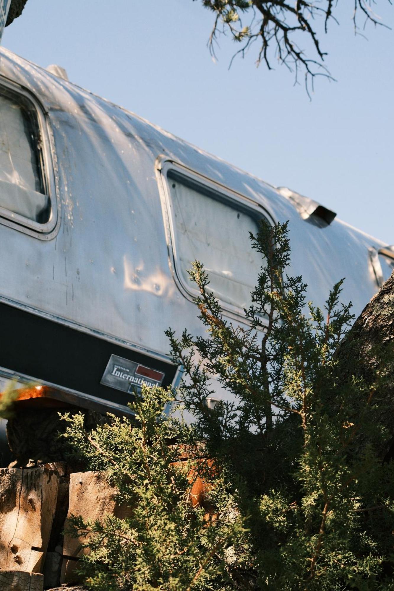 Silver Bullet Airstream, El Mistico Glamping Ranch Nogal Exterior foto